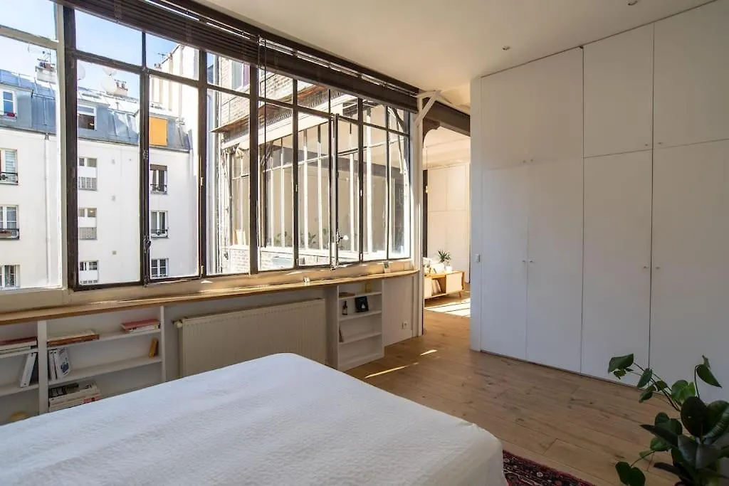 Sublime Loft Avec Verrieres Sur Le Canal St Martin Paris